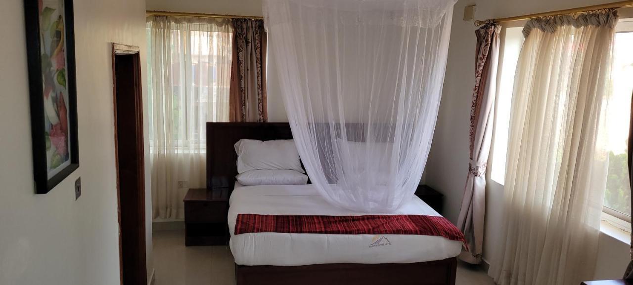 Glory Summit Hotel Hoima Buitenkant foto
